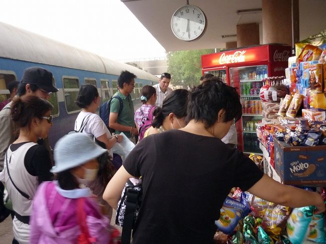 駅の売店で買い出し