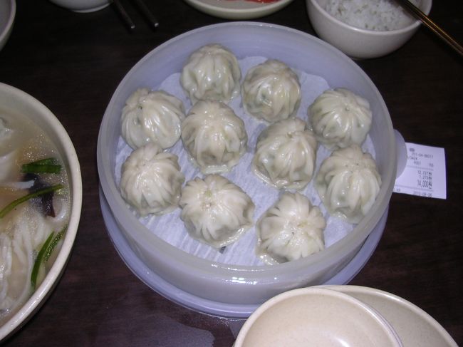 こちらがナンバーワン人気のマンドウ。つまり日本でいう餃子です。<br />焼いてあるのではなく蒸してましたね。<br />これをアツアツのうちに特製ダレを好みにブレンドしていただきます。<br />まあ、中国でも餃子は美味しかったですが、こちらの明洞餃子もあなどれません。<br />これで7000ウオン（約600円）です。残念なのは、このお店どうやら飲み物はメニューにありません。出てくる無料のお水だけ。<br />ビールなしの餃子は、なんとも歯がゆい・・・。