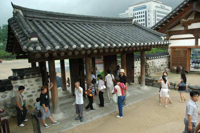 こちらは、南山公園そばにある「南山韓屋マウル」というところ。<br />韓国の昔ながらの家屋が展示されています。<br />ソウルにはもう一つ北村韓屋村というもっと大きいのもあるようですが、こちらは明洞からも近くて便利。