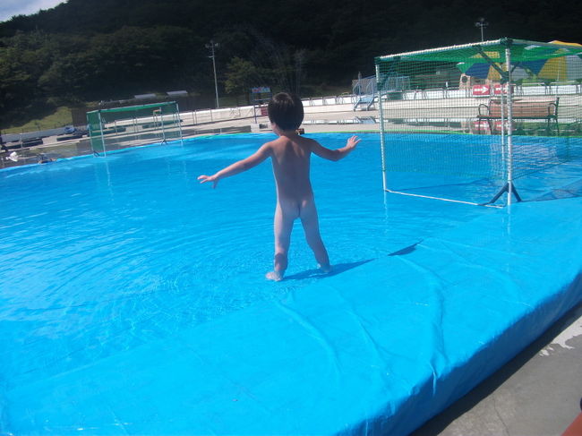入園そうそう、足だけ入れる水遊びスペースで、なぜか全裸の息子。<br />入ってそうそうに、ずっこけて、びしょぬれになりました。