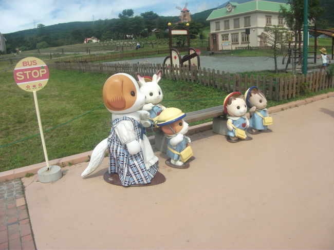 なつかしのシルバニアファミリーの家やうさぎたちがいたるところに！もちろん、家の中にも入れます。