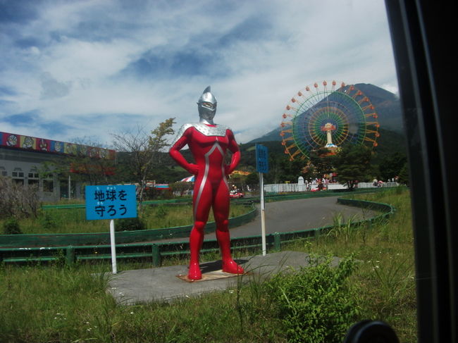 電車から、いたるところにウルトラマンがいます。電車にのっている子どもたちは、見つけると誰もがすかさず、ウルトラヒーローの名前を言います。私もウルトラセブンとタロウと、ウルトラマンティガ、コスモス、メビウスを判別できるようになりました♪