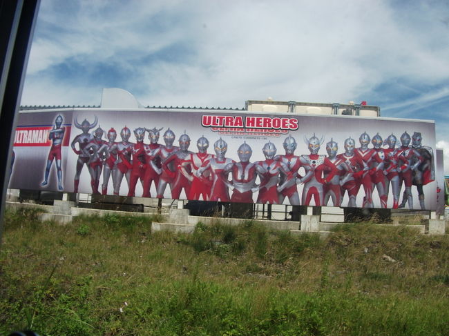 立ち並ぶウルトラヒーローズ。私もウルトラセブンとタロウと、ウルトラマンティガ、コスモス、メビウスを判別できるようになりました♪