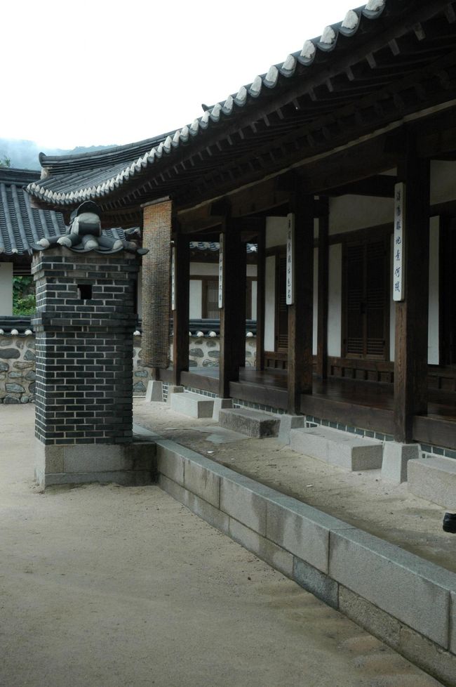 家の周りにはこうした煙突のようなものがあります。<br />反対側の床下で薪を燃し、その煙を床下にはいめぐらせて床全体を暖めるオンドルになっているんですね。<br />