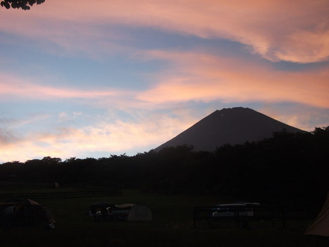 富士山の夕焼け！息子たちは草の上で虫取り。夫婦でビール片手に、こどもたちの遊ぶ姿と夕焼けの富士山を満喫です。