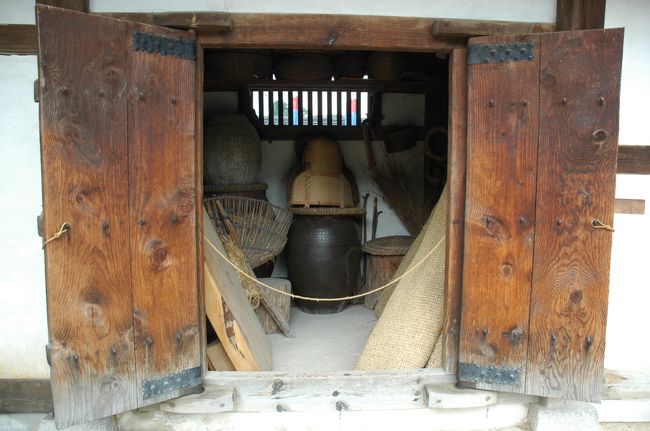 納屋です。中には大きな甕が見えます。<br />農機具も日本とあまり変わらない気がします。