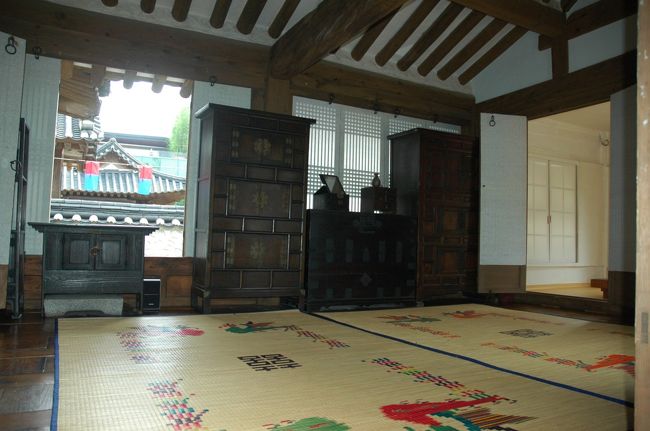 居間になるのかな。これも畳の模様がちょっと雰囲気が違うくらいで、日本の和室と言われてもわからないくらいそっくりです。