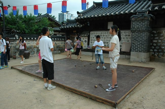 昔の子供たちの遊びを再現しています。駒回しですが、日本とちょっと違うのは、どんぐりのような形の駒を、鞭のような太目の紐でたたくようにまわすこと。駒に紐を巻きつけてまわす日本式とずいぶん違いますね。<br />面白いかったのは、子供よりも大人が夢中になっていて中国人観光客らしいオジサンたちが頑張ってまわしているのを見ると中国も同じまわしかたなのかな。<br />むしろ今時の子供たちは回し方がわからないのかも。