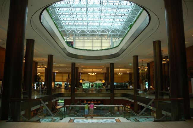 豪華な吹き抜けのロビー。地下１階から地上３階くらいまでの空間を贅沢に使っていて、階段の途中に噴水があります。水の流れる音を聞いていると都会のオアシスという表現がぴったりで、旅の疲れを癒してくれるようです。