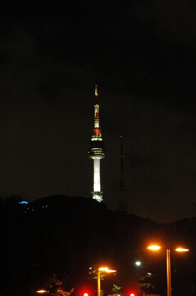ヒルトンホテルから見えるＮソウルタワーです。<br />この日は時折雷とにわか雨がふるあいにくの天気でしたが、一瞬の晴れ間で見えた夜のＮソウルタワーです。