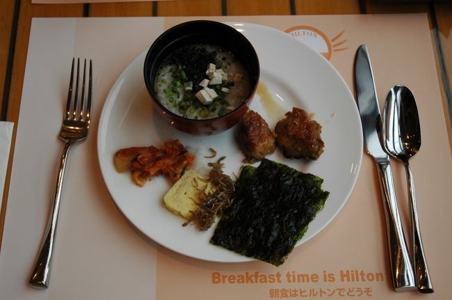 これはヒルトンホテルでの朝食でセレクトした「アワビのおかゆ」。<br />決して飲み過ぎたあとの朝食ではありませんでしたが、これは美味しかった。このほか普通のおかゆもあるし、すごい種類のパンもありましたが、おかゆが美味しいのはアジアのホテルならではという気がします。<br />おすすめです。ただし、こちらのバイキングはお一人様35000ウオン位します。ま、雰囲気もいいし、半分は場所代と思うしかありません。<br />