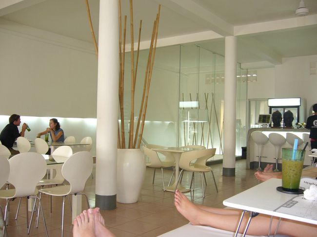 靴を脱いでソファーでまったり。