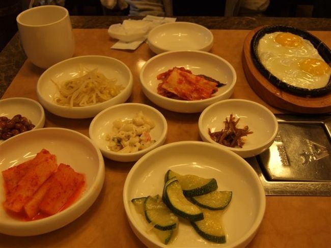 朝ご飯。<br />バスで近くのお店へ向かいます。