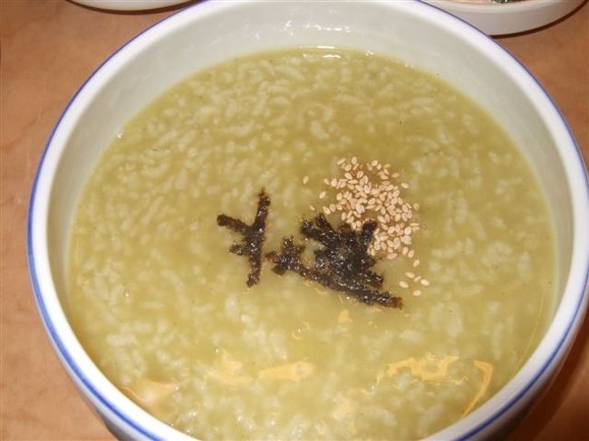 あわび粥♪<br />ソウルと済州島では違いがあるそうです。<br />済州島はあわびの「肝」も一緒に入ってるので色が緑。<br />味も「肝」効果でソウルよりも美味しいらしいです（ソウルで食べた事がないので比較できませんでしたが^^;）