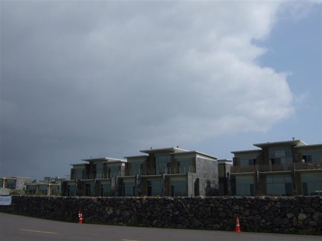 ここからｿﾌﾟﾁｺｼﾞとｵｰﾙｲﾝﾊｳｽを見に行きます。<br />駐車場の前にはお家（別荘？）が沢山販売されてました。<br />値段を聞きましたが結構いいお値段でした（日本円で数千万円だったような。。。）<br />ガイドさん曰く全然売れてないそうです^^;<br />（目の前は海が広がってますが周りには。。。何もないですから^^;）