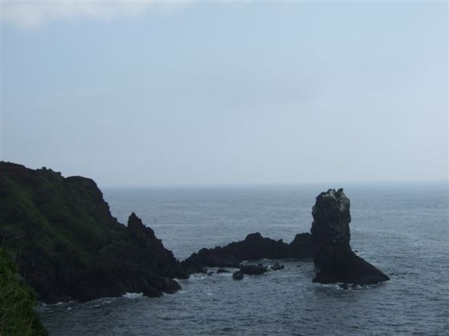 ソプチコジ<br /><br />海に突き出た奇岩妖石はまるで水石展示会が開かれているよう。<br />白く見える灯台と昔の煙台の赤い火山灰のスコリアで作られた丘が絶妙な調和をなす所で、ドラマのロケ現場として有名です（現地にあった看板より）
