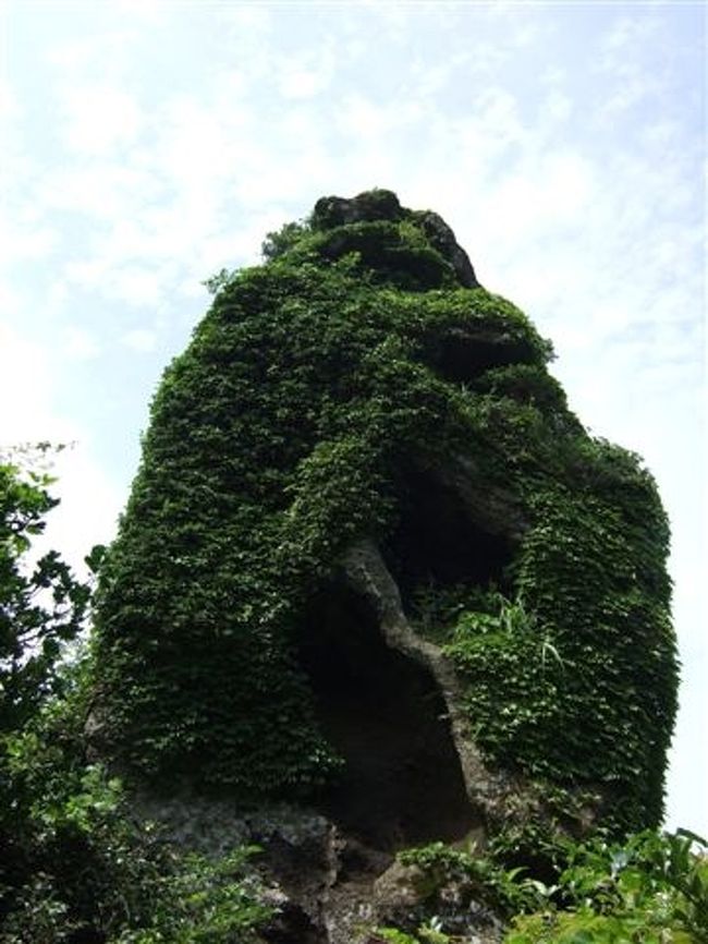 城山日出峰（ソンサンイルチュルボン）<br /><br />おそらくトンキョンドル（燈檠石）<br />城山の人はこの岩をトンキョンドルまたはジンキョンドルと呼んでいる。<br />昔、この岩の前を通る人は、岩に向かって四度お辞儀をしたそうだ。<br />二度のお辞儀は済州島を創造したやさしい女神神のソルムンデ婆さんに、残りの二度は高麗時代末に元から国を守るために命を捧げた金通精将軍に向けたものであった。<br />ソンムンデ婆さんは、昼はチマで土を運んで島を作り、夜はこの岩の上に灯をつけ、土を運ぶ時に破れたチマを縫ったという。<br />金通精将軍は城山に砦を築き、戦いに備えてトンギョンドルで心身を鍛えた。岩の入館に大きな足跡があるのは、金通精将軍が岩に飛び上がったためだと言われている。<br />村人達はこの岩の前で祭祀を行い、村の反映と家族の幸せを祈ったと伝えられる。