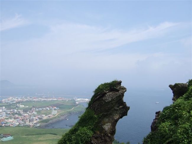 城山日出峰（ソンサンイルチュルボン）<br /><br />登るのは結構しんどい^^;<br /><br />でもたまに立ち止まって景色を見て、和んでからまた登りだしました。