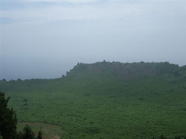 城山日出峰（ソンサンイルチュルボン）<br /><br />20〜30分位かかってやっと山頂まで登りました。<br />10万年前に海底噴火により隆起してできた火山口。<br /><br />