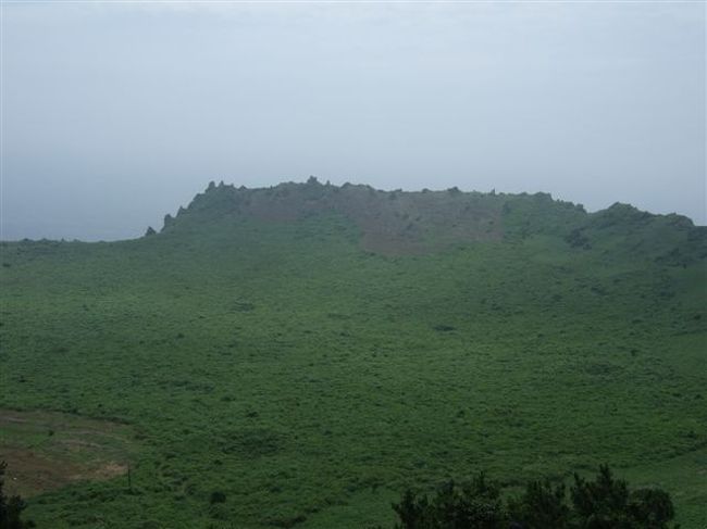 城山日出峰（ソンサンイルチュルボン）<br /><br />済州島では、今は活火山ではないので温泉がありません。<br />町のあちこちに温泉マークがありますが、それはホテルの意味だそうです。