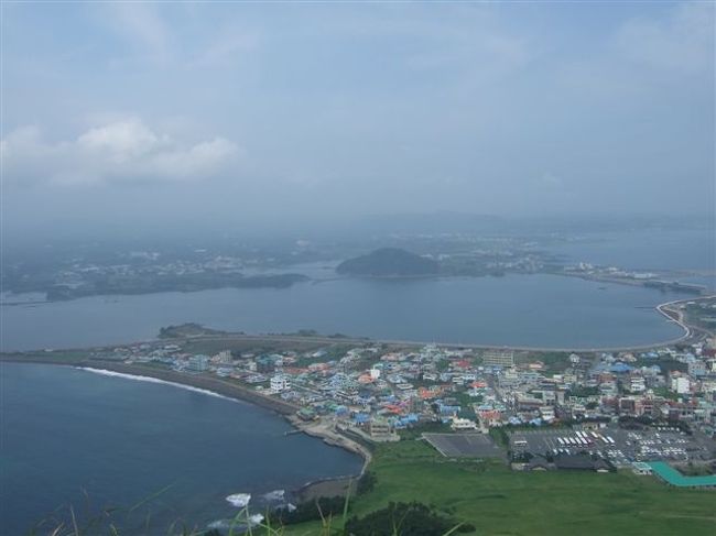 城山日出峰（ソンサンイルチュルボン）<br /><br />頂上から日の出を見るのが絶景だそうです。<br />でも昼間の眺めも結構いいです。<br />