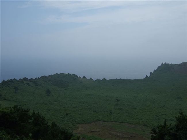 城山日出峰（ソンサンイルチュルボン）<br /><br />99個の噴火口が取り囲んでます。<br />その中央はボウルの底の様に丸く窪み草原になっています。