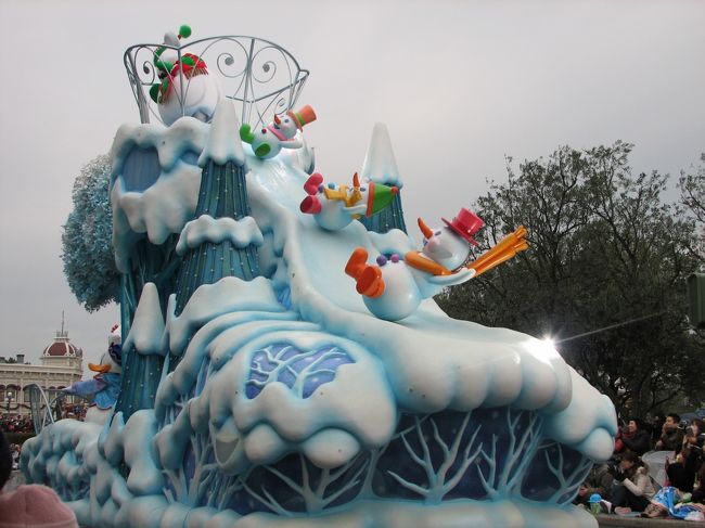 雪が舞うホワイトホリデーパレード 