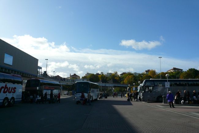 わ〜い！やっと地上！<br /><br />ここは船を下りてちょっと歩くと観光客用のバスやタクシーなんかが集まってくる広場。<br /><br />バスに乗り込みストックホルムの市内観光の始まりです。