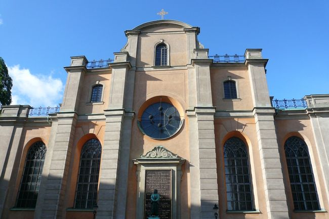 王宮側から見た大聖堂。<br /><br />13世紀に建てられたストックホルム最古の教会。<br />火災等で何度か増改築され、15世紀後半に現在の姿になったそう。<br />王室の式典が行われる場所。