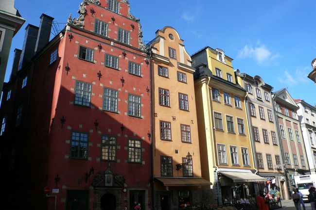 旧市街ガムラ・スタンの大広場にある建物。<br />色合いがいいね！