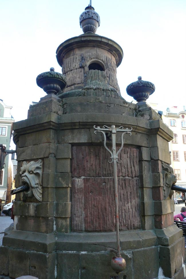 大広場内にあった水が出てくるやつ。<br /><br />この大広場はデンマーク支配に抵抗した貴族ら約90人が1520年に処刑された場所で、「血の沐浴」とも呼ばれたこの事件は、のちの独立運動に影響を与えたらしい。<br /><br />現在は12月になるとクリスマス市が立つんだってー。