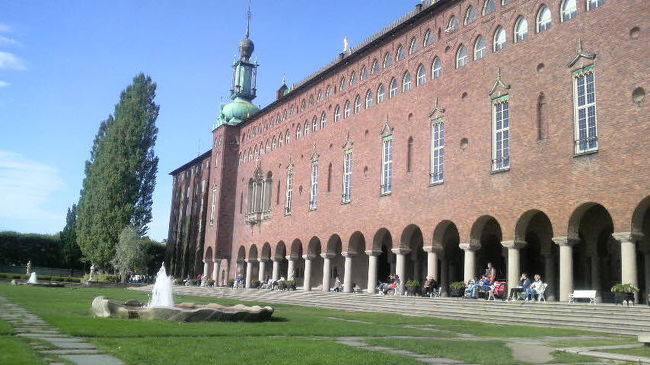 ストックホルム市庁舎を庭園側から。<br /><br />リッダー湾に面して立つ赤茶色のレンガの建物で1923年竣工。<br />現在、行政機能は移っているが、市議会会議場や市民の結婚式場として使用されている。<br /><br />毎年12月舎内の「青の間」ではノーベル賞受賞者の公式晩餐会が開催されることでも有名。