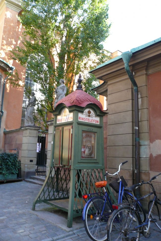 電話BOX。<br />ヘルシンキ市内で見たのとはまたちょっと違うね。