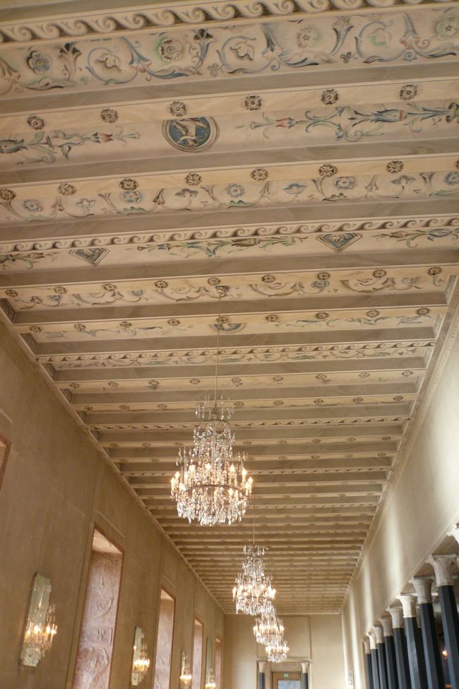 市庁舎内部その3<br /><br />天井も素敵！