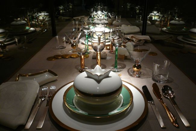 ノーベル賞の晩餐会で使用された食器。<br /><br />キラッキラ輝いてるね！