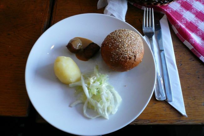 パンの左に2個だけ乗ってるのがスウェーデン名物ミートボール。<br /><br />テーブルにそれぞれの料理が入ったお皿がドーンと乗ってて、好きなだけ取り分けて食べるスタイルだったけど、私は食欲がなかったのでこれだけです。<br /><br />ちと寂しい。。