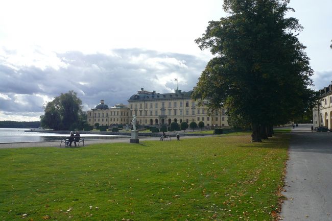 昼食後バスで郊外に。<br /><br />☆世界遺産☆<br />ドロットニングホルム宮殿<br /><br />貴族の居城を17世紀半ばにエレオノア王妃が譲り受け、フランスのヴェルサイユ宮殿を模して建設開始。<br />途中いろいろあって完成したのは18世紀半ば。<br />内装はバロックとロココ様式。<br /><br /><br />広大な敷地の中に宮殿が建ってて雰囲気出てる。