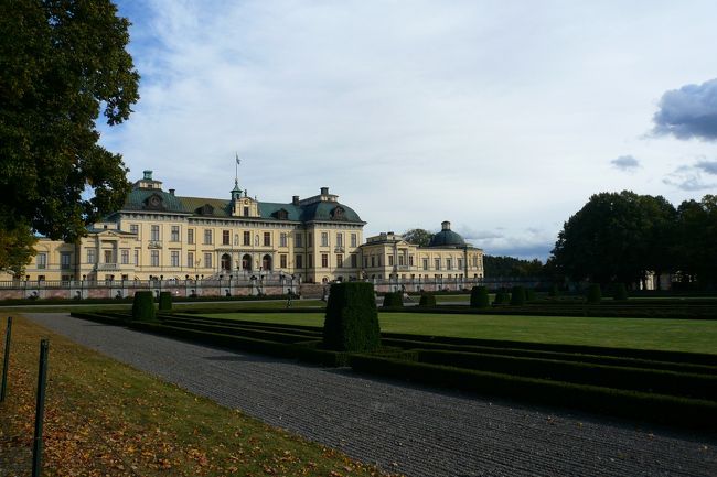 内部も一部見学可能です。<br /><br />中に入ったけど写真撮影NGだったので、裏から見た宮殿。