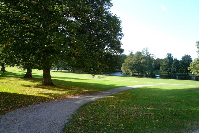 すぐ隣にはこんな美しい公園が。<br />時間があったらお散歩したかったよぉー<br /><br />短い散策の後、バスは空港へ。<br />17:30発スカンジナビア航空でオスロへ向かいます。<br />約1時間のフライトですぐにホテルへin。