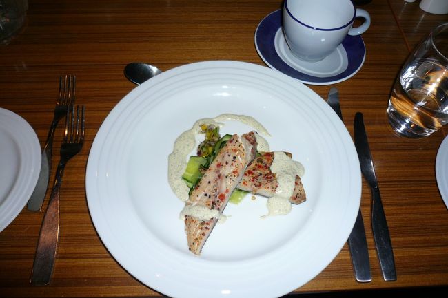 夕食はホテル内のレストランで。<br /><br />ムーディな照明だから食べてる最中にすっかり眠くなってきちゃうの(笑)