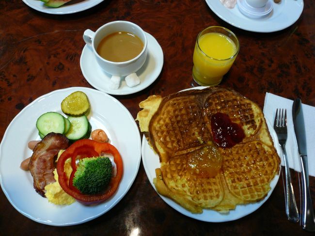 この日の朝食はなんと嬉しい自分で焼けるワッフルです！<br />見栄え悪いけどね。<br />朝からモリモリ食べてしまった。<br /><br />11時前まで自由時間なので荷物をまとめてすぐ街に出ました。