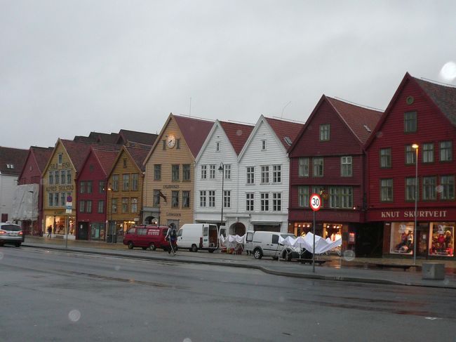 雨粒が写ってしまったけど、木造家屋群☆世界遺産☆のブリッゲン地区。<br /><br />14世紀半ばにドイツから来た商人ハンザが貿易事務所を開設して居住を許されたエリアだそうです。<br />1702年の火災を経て修復され、1979年に世界遺産に認定。