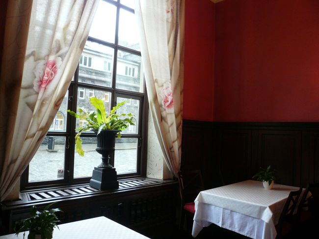 落ち着いた内装のレストラン。