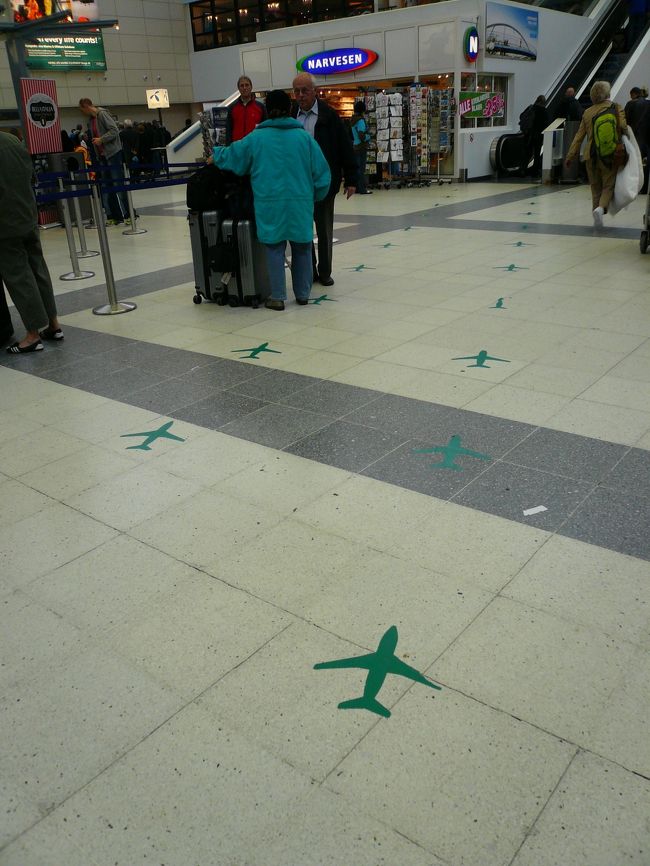 14時発コペンハーゲン行きのフライトのためバスで空港へ。<br />チェックインに結構並んで飽きてる私。