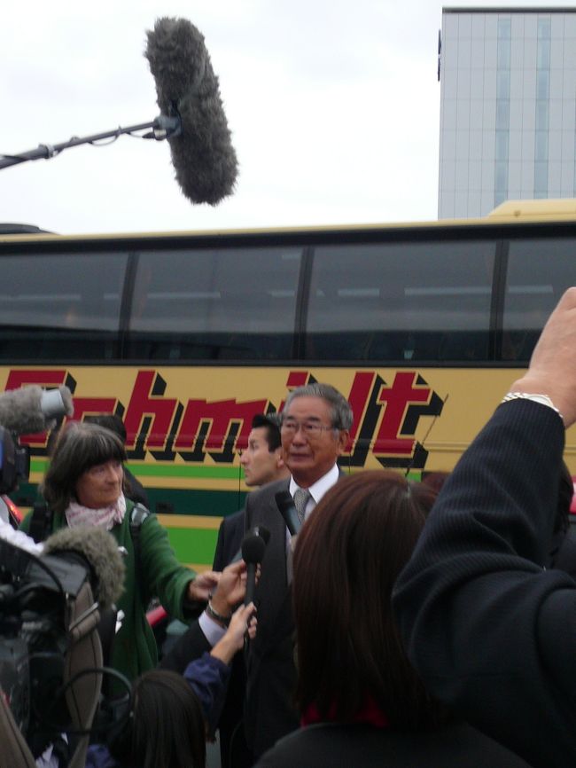 なんと石原都知事もこの日コペンハーゲン入り。<br />空港内でばったり会って、ほぉ〜〜っと実物を拝見した後、空港の外で取材を受ける知事が居たので激写！<br /><br />オリンピック招致のため来たそうです。<br />ちょこっと載せてしまうけど、肖像権の関係でこの写真は削除するかも。