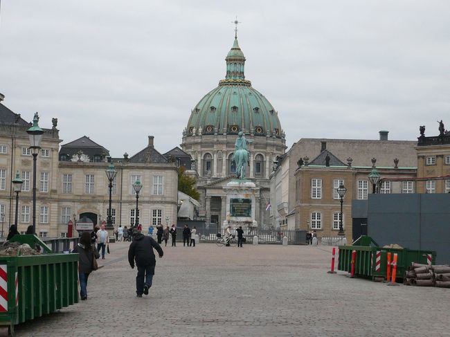 アマリエンボー宮殿。<br /><br />1794年クリスチャンボー城が火事に見舞われたため、当時のクリスチャン7世が移り住んだロココ様式のお城。<br />現在も王族が暮らしている。