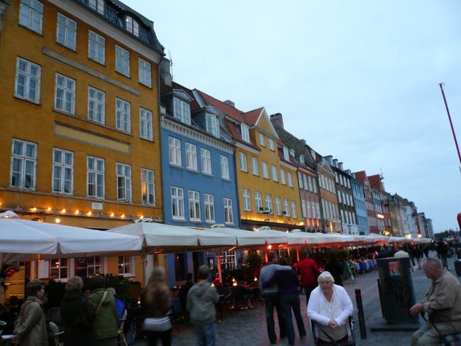 カラフルな建物がたくさん立ち並ぶニューハウン。<br /><br />1671年に造られた人口の入江で、かつての船着き場。<br /><br />洒落たカフェやレストランがいっぱいで賑やか。