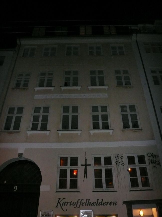 ツアーなのでゆっくりできる暇もなく夕食のレストランへ移動。<br />狭かったけど、ここのお店の人の笑顔が素敵だった！