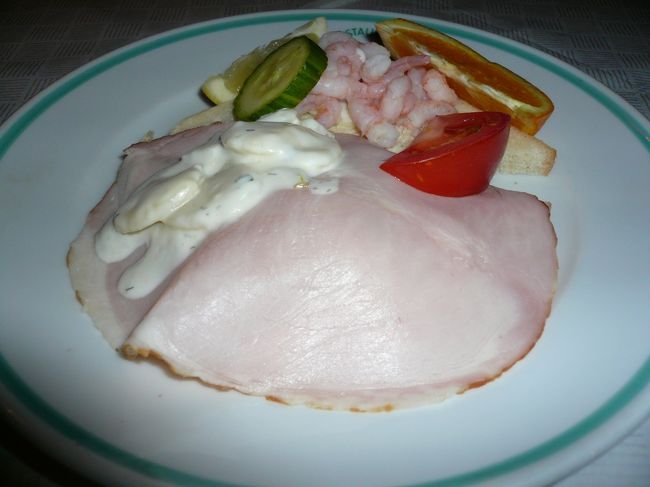 デンマーク名物のオープンサンドウィッチ。<br /><br />味はねぇ…う〜ん。。