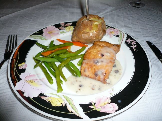 まぁね、ツアーだもんね。<br />しょうがないよね。<br /><br />不味くはないの。一生懸命作ってくれたんだもん。<br />きっと私の口には合わなかっただけさ。